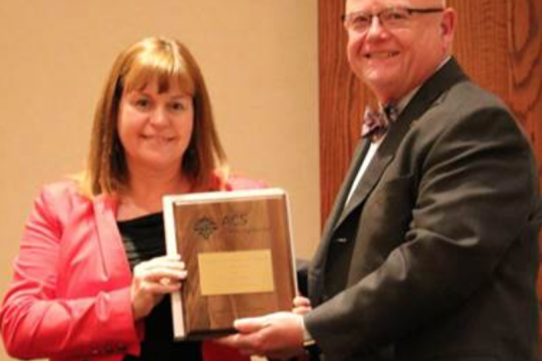 Dr. Ronda Grosse receives ACS award.
